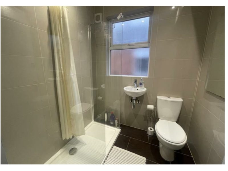 ONE DOUBLE BED ROOM TO RENT for single person