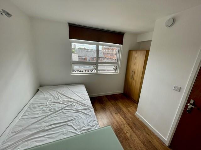 Two bedroom flat to rent in Southampton Street