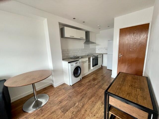 Two bedroom flat to rent in Southampton Street