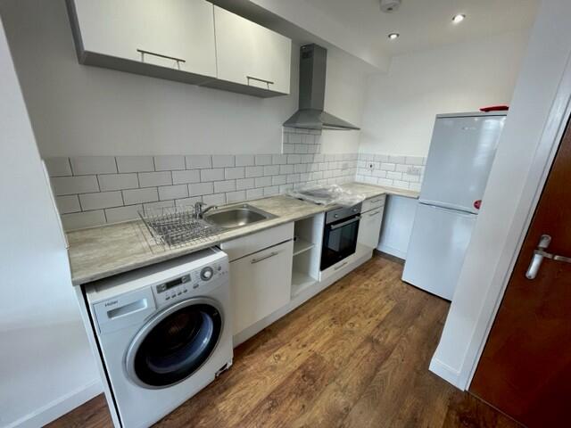 Two bedroom flat to rent in Southampton Street