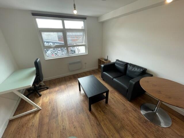 Two bedroom flat to rent in Southampton Street