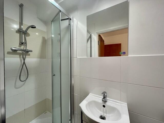 Two bedroom flat to rent in Southampton Street