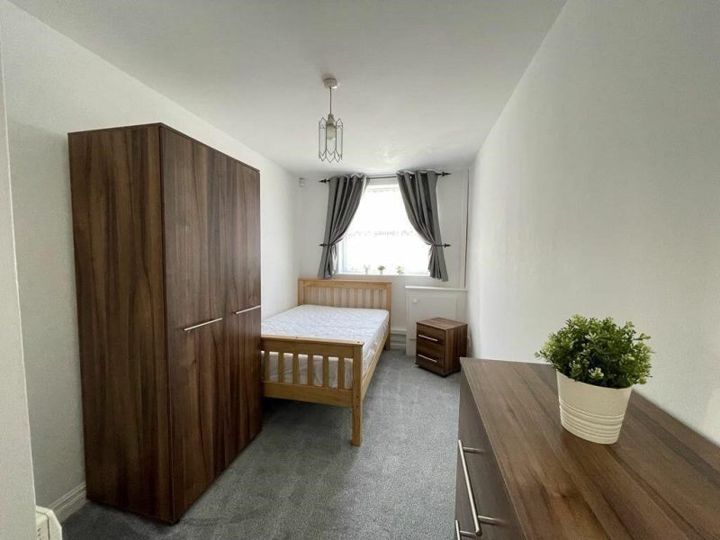 Spacious one bedroom in Queen Street