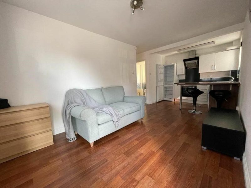 Spacious one bedroom in Queen Street