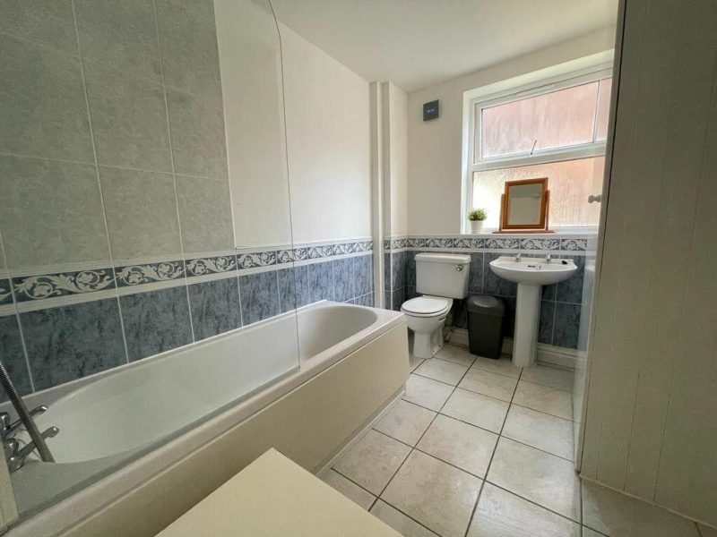 Spacious one bedroom in Queen Street