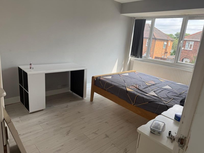 Large Double Room in Shared Accommodation