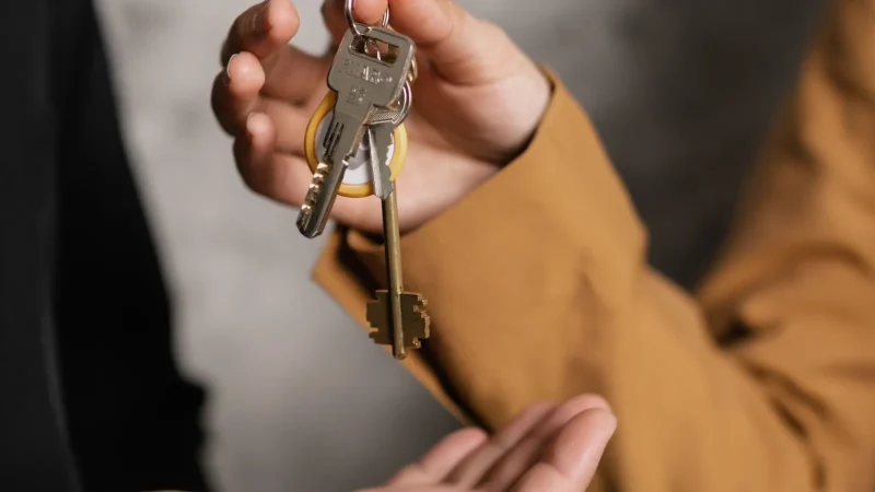 Handing over the keys to a new rented flat